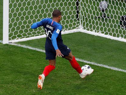 Kylian Mbappe anota el primer gol del partido para Francia.