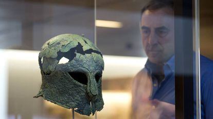 Casco corintio de bronce de la Tumba del Guerrero, expuesto en el Museo de Málaga.