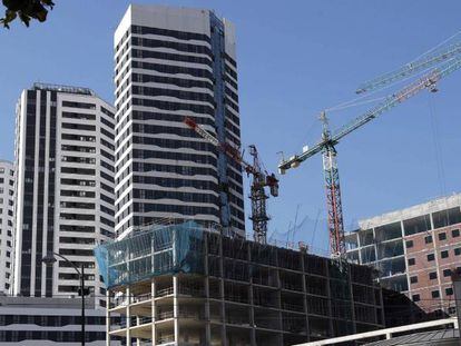 Un edificio en construcción junto a viviendas residenciales en Bilbao.