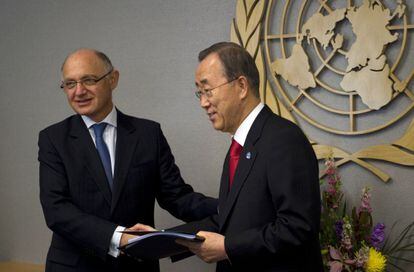 El ministro de Exteriores argentino, H&eacute;ctor Timerman, con corbata azul, saludando ayer a Ban Ki-moon, secretario general de la ONU