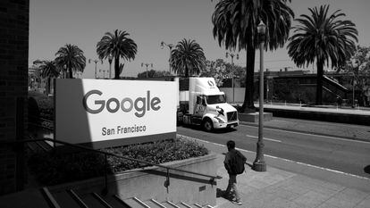 Un letrero frente a una oficina de Google en California en abril de 2022. 
