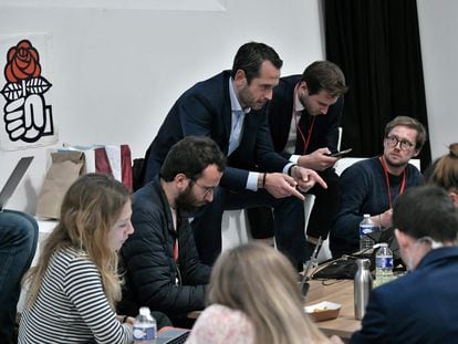 El negociador de los socialistas para la coalición de izquierdas, Pierre Jouvet (de pie, a la izquierda), habla con periodistas durante el consejo nacional del partido en París, el 5 de mayo.
