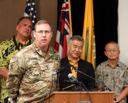 El general Arthur J. Logan se dirige a los periodistas, el pasado martes. Detrás, segundo por la derecha, el gobernador, David Ige.