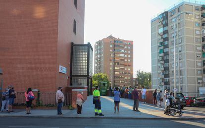 Colas de ciudadanos en el centro de salud Los Ángeles de Villaverde (Madrid), el pasado 30 de junio.