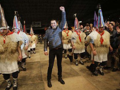 Arnaldo Otegi levanta el pu&ntilde;o al entrar en el vel&oacute;dromo de Anoeta, en San Sebasti&aacute;n.