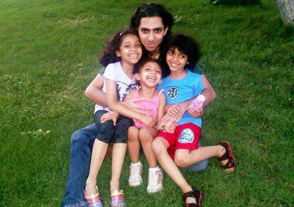 Raef Badawi, el bloguero saudí preso desde 2012 por insultar al islam, con sus tres hijos.