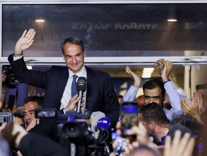 El primer ministro griego y líder del partido Nueva Democracia, Kyriakos Mitsotakis, celebra la victoria en Atenas el domingo.