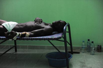 Un hombre, contagiado de cólera, recibe tratamiento en un hospital gestionado por cubanos en Arachaie, al norte de Puerto Príncipe.