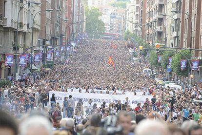 Vista general de la multitudinaria manifestación que ayer recorrió varias calles de Bilbao, en defensa de los derechos civiles y políticos en el País Vasco.
