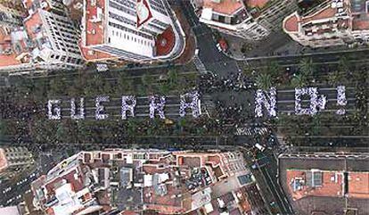 Vista aérea de la Diagonal de Barcelona, con el mosaico formado por más de un millar de personas con la frase "guerra no!".