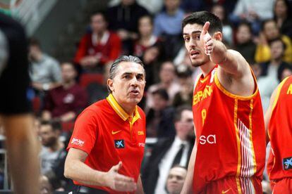 Scariolo da instrucciones a Vicedo durante un Lituania-España en Riga.