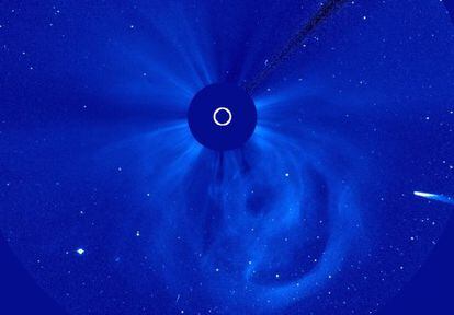 El cometa Ison (a la derecha) acerc&aacute;ndose al Sol, en una imagen obtenida por el observatorio espacial Soho con el disco de la estrella  tapado.