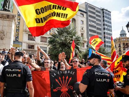 Simpatizantes falangistas, el domingo en la plaza del Ayuntamiento de Valencia durante la procesión cívica con motivo del Nou d’Octubre.