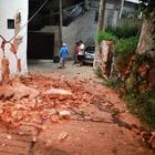 MEX875. ACAPULCO (MÉXICO), 07/09/2021.- Familias salen de sus viviendas este martes, debido al sismo de 7.1 en el balneario de Acapulco en el estado de Guerrero (México). Un sismo de magnitud 7,1 sacudió este martes el centro y sur de México, sin que hasta ahora se reporten víctimas o daños materiales. EFE/David Guzmán