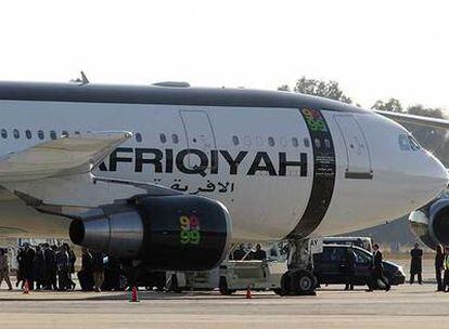 La comitiva del líder libio, poco después de aterrizar en Sevilla.
