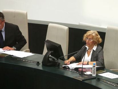 Manuela Carmena (derecha), en el pleno extraordinario celebrado el 20 de junio.