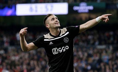 Tadic celebra su gol en el Bernabéu.