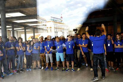 Los trabajadores se preparan para dar una calurosa bienvenida a los clientes.