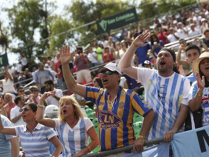 Aficionados argentinos animan en las gradas.