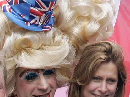 El primer ministro británico, Gordon Brown, y su mujer, Sarah, han recibido hoy en el 10 de Downing Street a representantes de asociaciones por los derechos de homosexuales y transexuales, quienes celebraban hoy la marcha del orgullo gay en Londres. Acabada la &#39;recepción&#39;, la primera dama ha abandonado la residencia oficial para sumarse a la marcha-manifestación, que ha encabezado a su paso por la céntrica y comercial Oxford Street.
