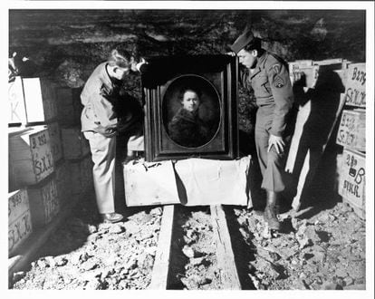 Soldados aliados con una obra de Rembrandt, escondida en una mina.