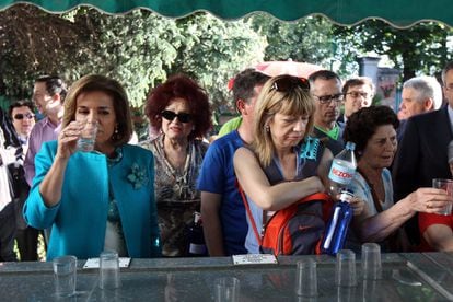 La alcaldesa Ana Botella bebe el agua del Santo tras visitar la ermita de San Isidro el 15 de mayo de 2012.