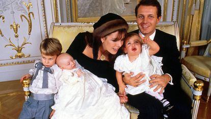 Carolina de Mónaco y Stefano Casiraghi el 28 de diciembre de 1987, en el bautizo de su hijo menor Pierre y con sus otros dos hijos Andrea y Carlota.
