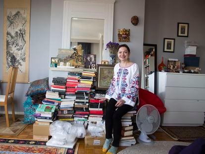 Victoria Belim en su habitación, en su buhardilla de Bruselas, plagada de libros y paquetes preparados para la mudanza.