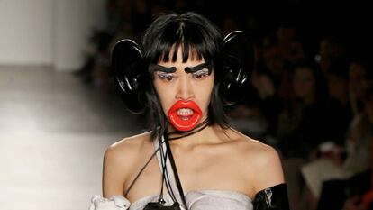 Una modelo del desfile de estudiantes de moda en Nueva York.