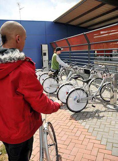 Préstamo de bicis en la estación de Leganés Central.