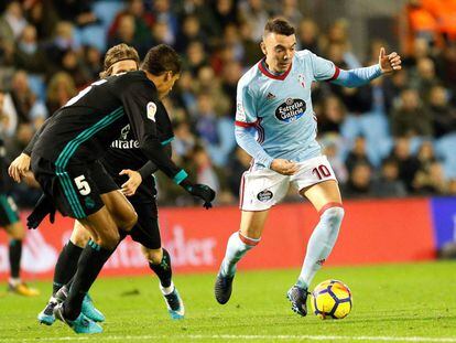 Iago Aspas encara al zaguero madridista Raphael Varane.