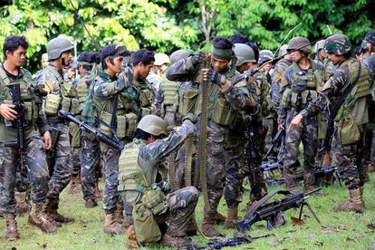 Tropas del gobierno de Filipinas se preparan para el asalto a los insurgentes del grupo Maute, que se ha apoderado de grandes partes de la ciudad de Marawi. Las batallas armadas entre militantes vinculados al Estado Islámico (ISIS en sus siglas inglés) y tropas filipinas estallaron en la ciudad el 23 de mayo tras un ataque terrorista.