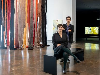 La subdirectora del IVAM, Sonia Martínez, y Nuria Enguita, la pasada semana en el museo.