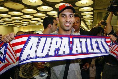 Arda Turan, a su llegada al aeropuerto de Barajas.