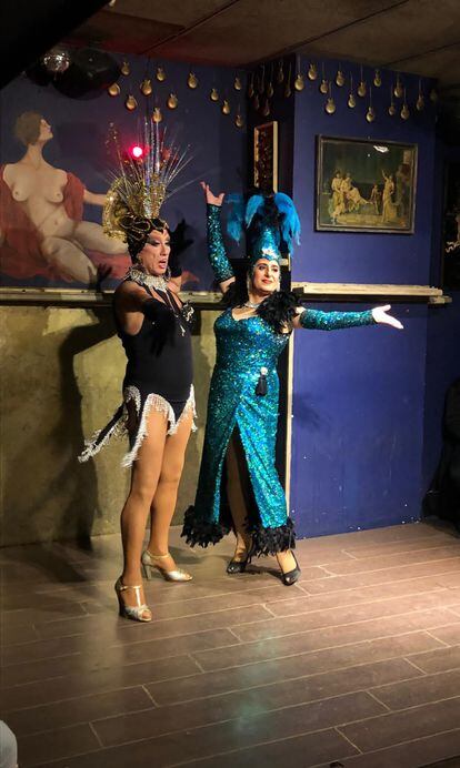 Las 'drags' "La Rubén" (i) y "La Desi", en una actuación en El Cangrejo del Raval.