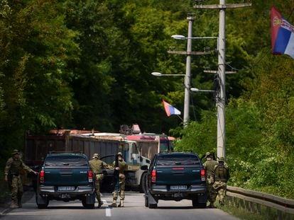 Soldados de la OTAN junto a varios camiones cruzados en la carretera por serbios en la localidad de  Zubin Potok, el día 1.