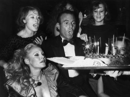 El cantante Julio Iglesias apaga las velas de su tarta de cumpleaños en 1983. La actriz suiza Ursula Andress (abajo a la izquierda) estaba entre los invitados.