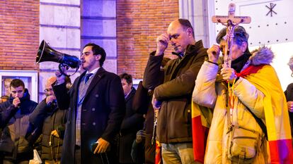 Manifestantes rezan el rosario.