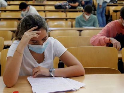 Estudiantes en una prueba de acceso a la universidad en Madrid.