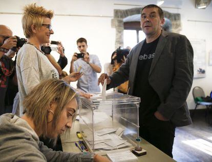El dirigente de la izquierda abertzale Arnaldo Otegi ha acudido a votar para las elecciones autonómicas vascas a la casa de Cultura de Elgoibar (Gipuzkoa).
