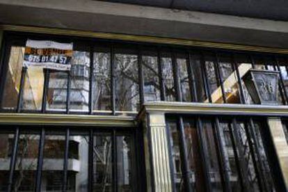 Cartel de venta en el portal de una vivienda de Madrid. EFE/Archivo