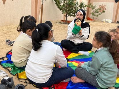 Niños palestinos en un taller de apoyo psicológico de Médicos del Mundo en Gaza, en una imagen cedida por la organización.
