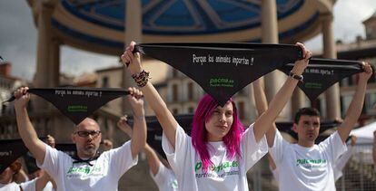 Un grupo de activistas protesta contra los encierros de San Fermín, en Pamplona.