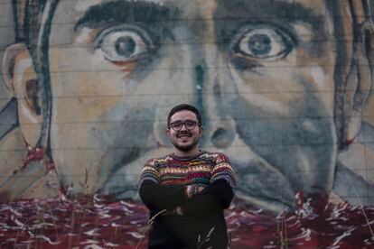 Alejandro Palacios, politólogo de la Universidad Nacional de Colombia, posa delante de un mural en Bogotá.