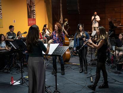 Intérpretes y cantantes ensayan en la primera Big Band de Jazz colombiana conformada enteramente por mujeres, que se presentará como parte de las actividades del festival Jazz al Parque en Bogotá. 13 de septiembre de 2022.