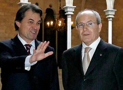 Artur Mas y José Montilla, ayer, antes de reunirse en el Palau de la Generalitat.