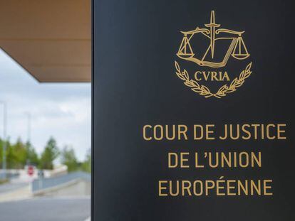 Cartel en la entrada del Tribunal de Justicia de la Uni&oacute;n Europea