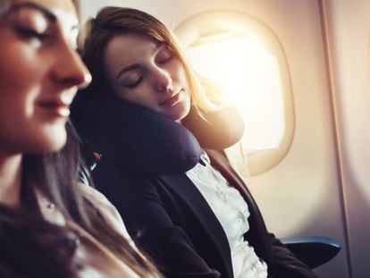 Dos pasajeras duermen durante el trayecto en un avión.
