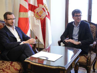 El alcalde de Vitoria, Gorka Urtaran, recibe hoy en su despacho a Javier Maroto.