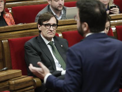 El president, Pere Aragonès, y el líder del PSC, Salvador Illa (i), durante la sesión de control en el Parlament